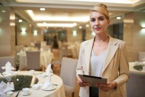 Konsultantka ślubna (wedding planner) przy pracy