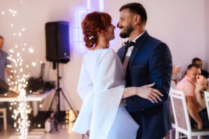 Pierwszy taniec pary młodej na weselu
