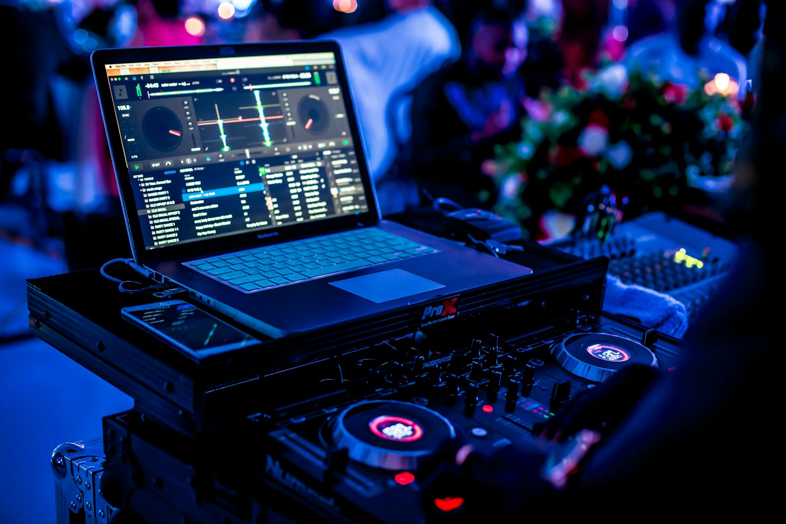 DJ przy konsolecie miksującej muzykę podczas wesela w Krakowie