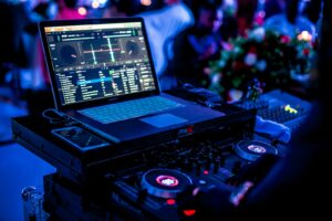 DJ przy konsolecie miksującej muzykę podczas wesela w Krakowie
