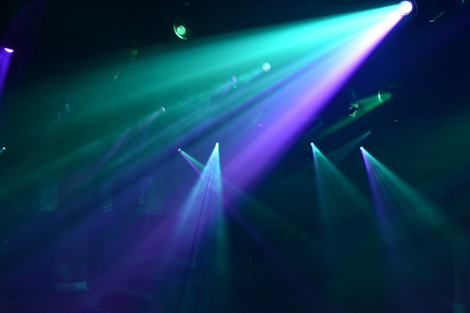 Kolorowe światła i dynamiczna oprawa taneczna na weselu prowadzonym przez DJ-a